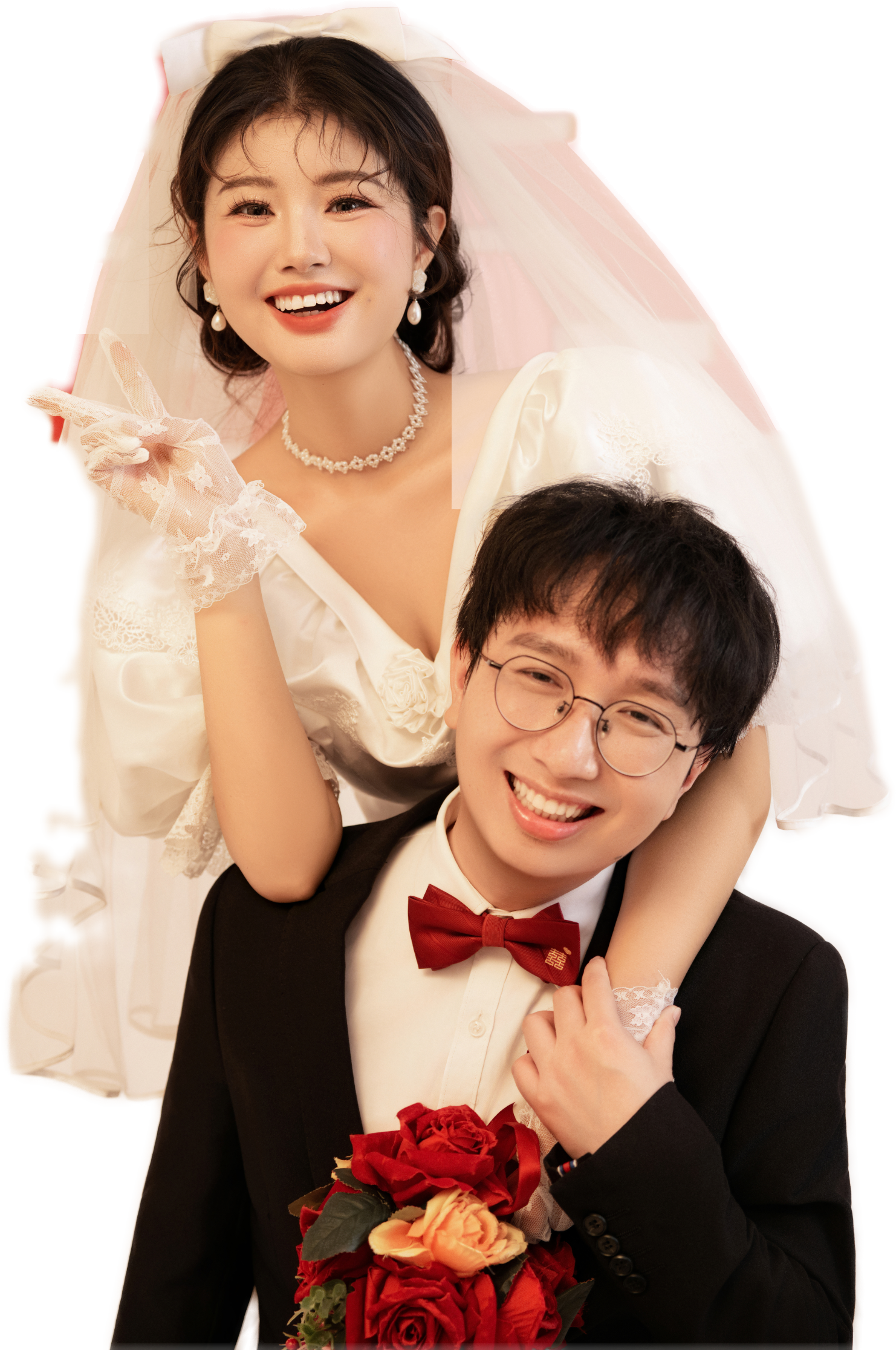 新娘从身后拥抱新郎，保留原片笑容